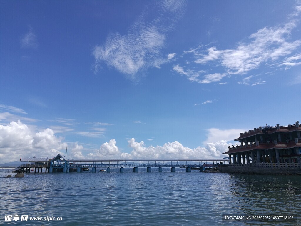 三亚海滨美景 远处建筑