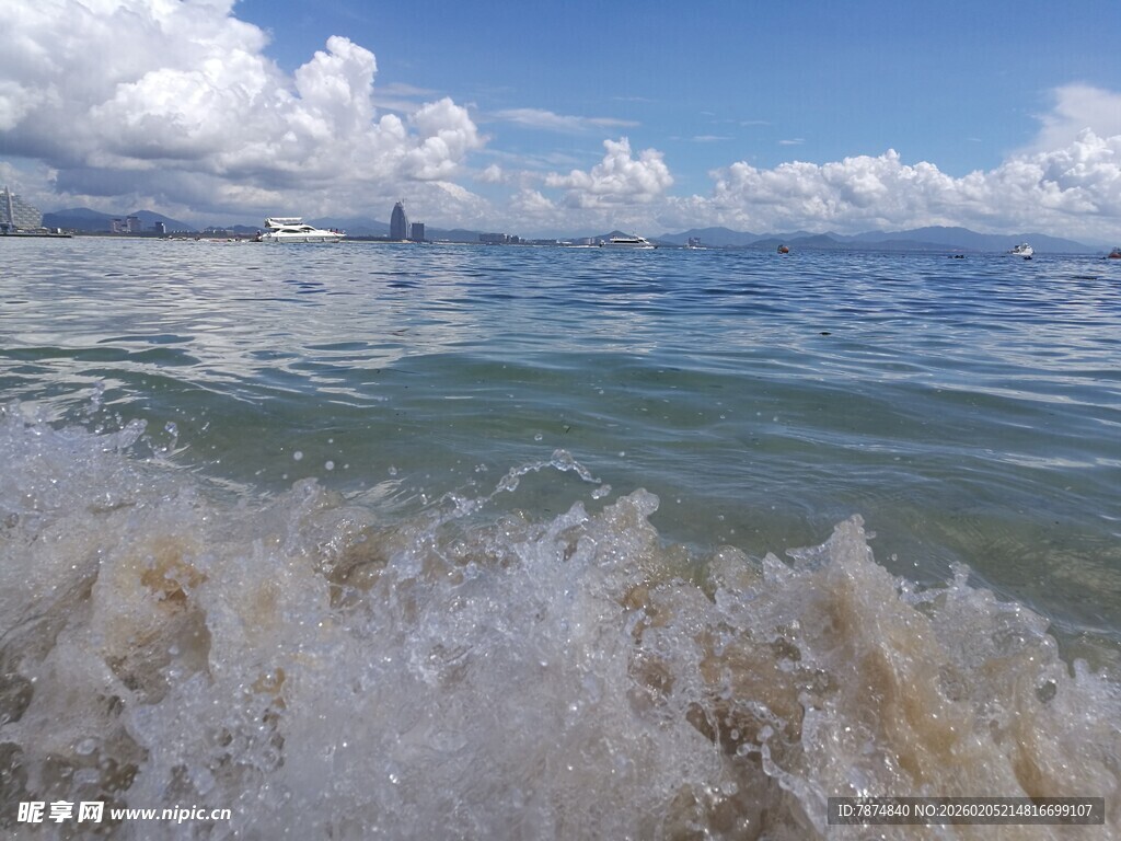 三亚海浪翻涌的辽阔海景
