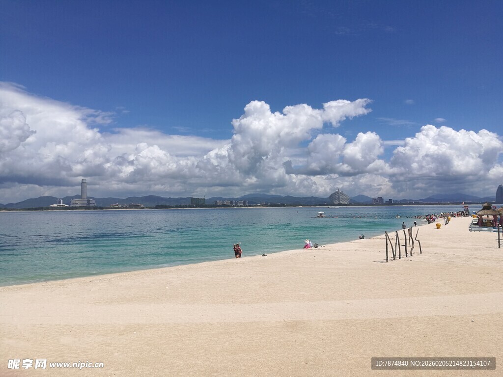 三亚美丽海滩 蓝天白云下的风景