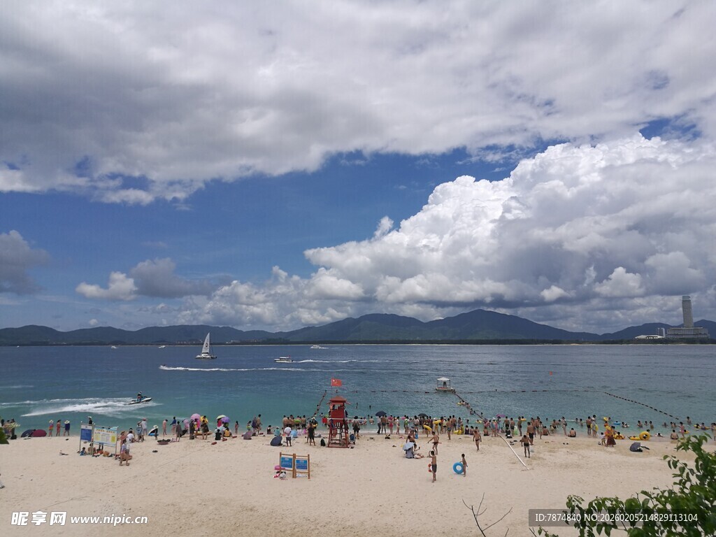 三亚热闹的海滨沙滩景象