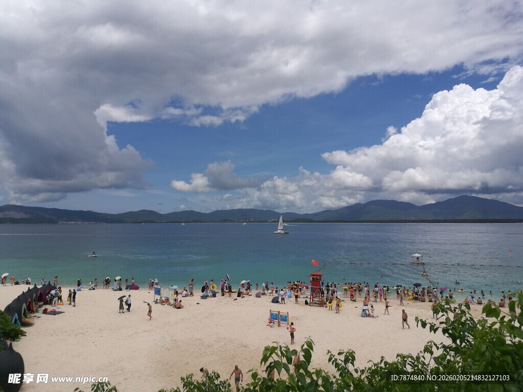 三亚热闹的海滨沙滩美景