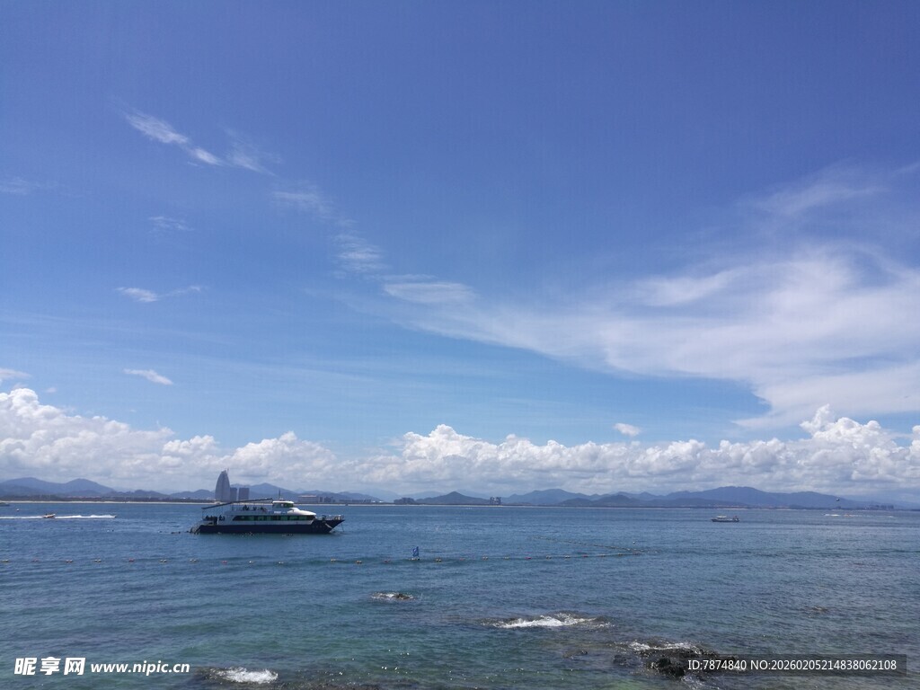 三亚海上游艇 蓝天碧海美景