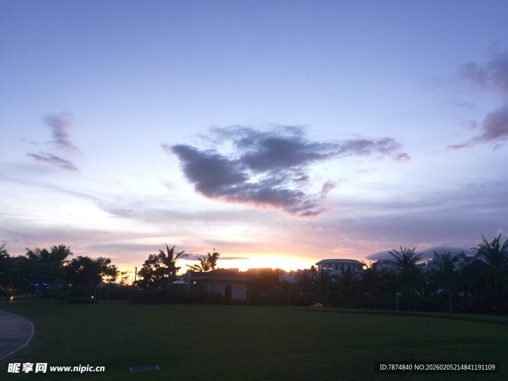 三亚黄昏时分的田野天空美景
