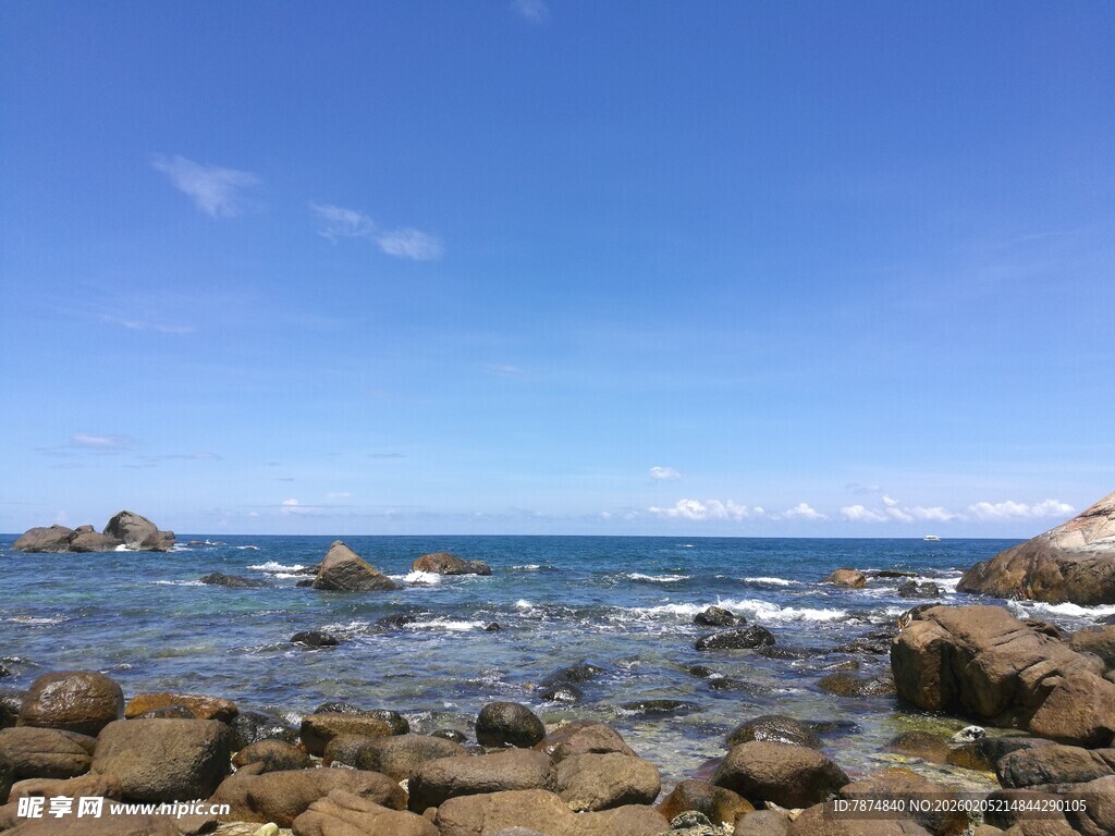 三亚海边礁石与蔚蓝大海景观