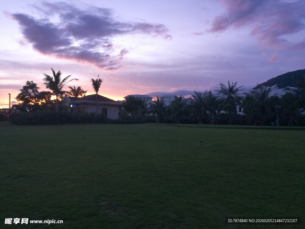 三亚黄昏下的草地与天空美景