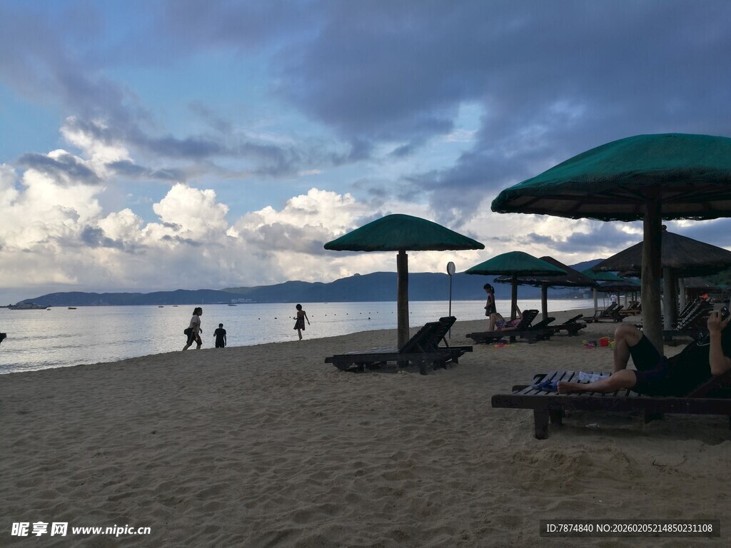三亚海滨沙滩遮阳伞休闲场景
