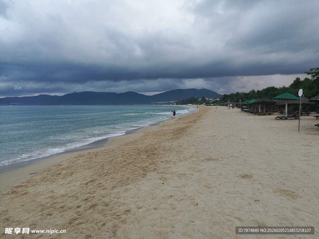 三亚阴天的静谧海滩风光