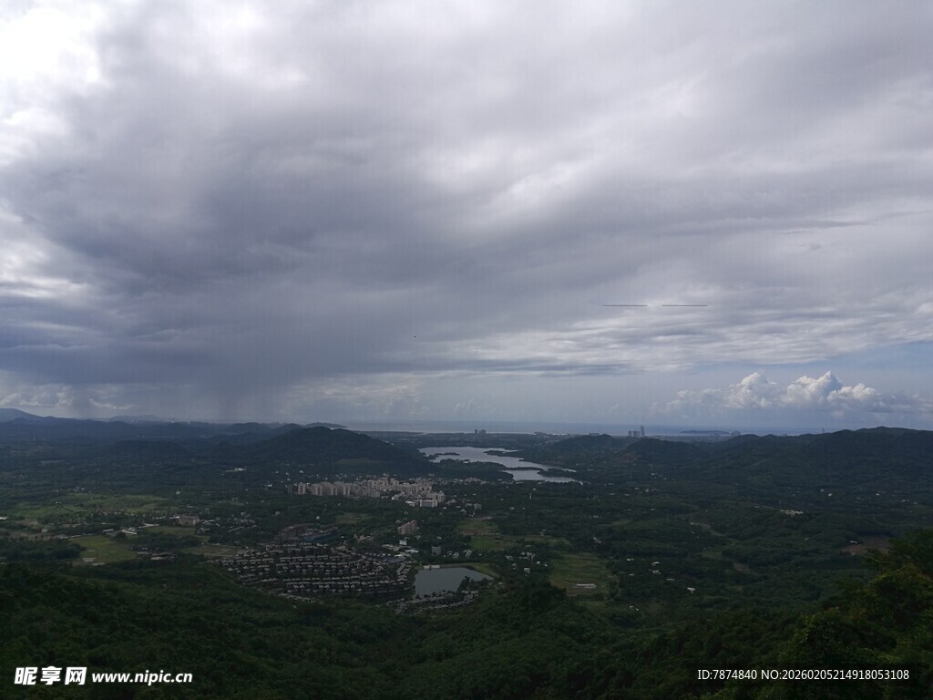三亚俯瞰云雾笼罩的山川景色