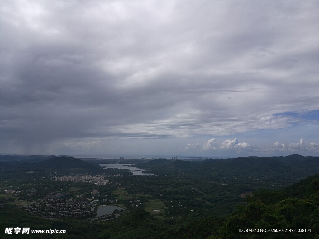 三亚山峦云海间的壮阔景致