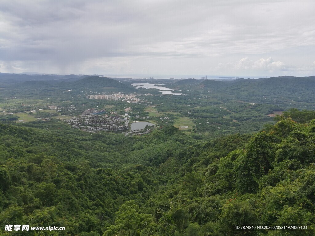 三亚俯瞰葱郁山林与远处景致