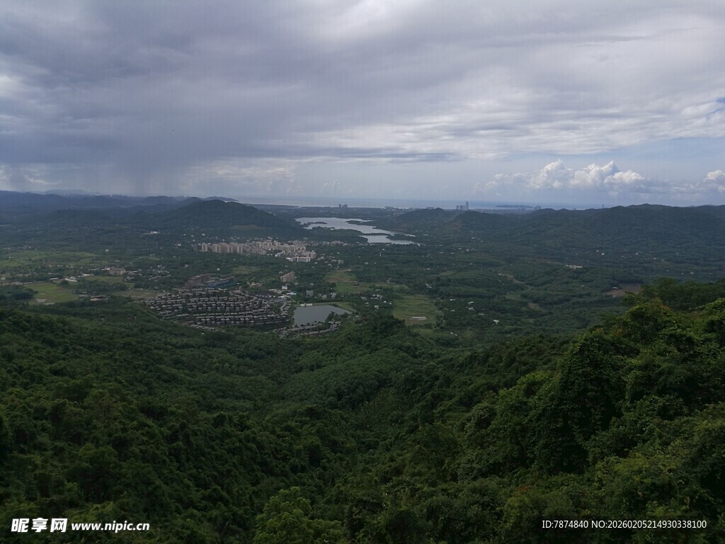 三亚俯瞰山林与远处开阔景致