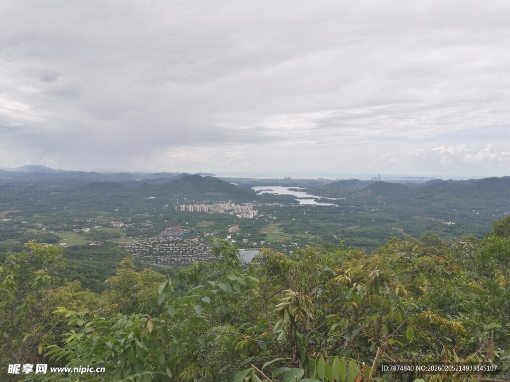 三亚山间云雾缭绕的自然景致