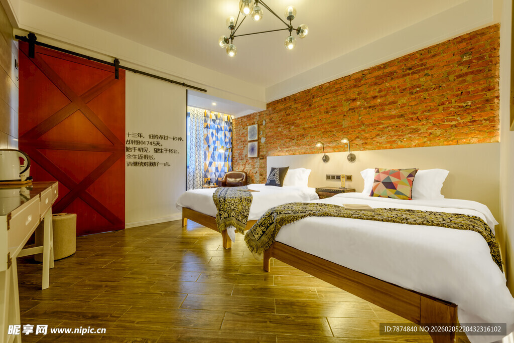 三亚温馨木质风卧室客房