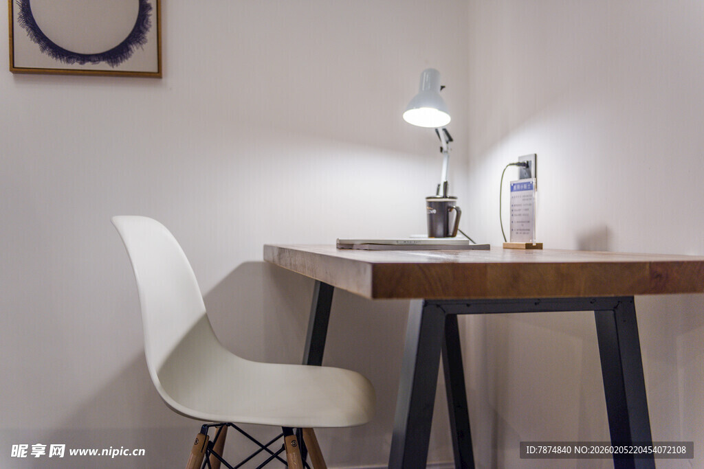 三亚简约现代风书房桌椅一角