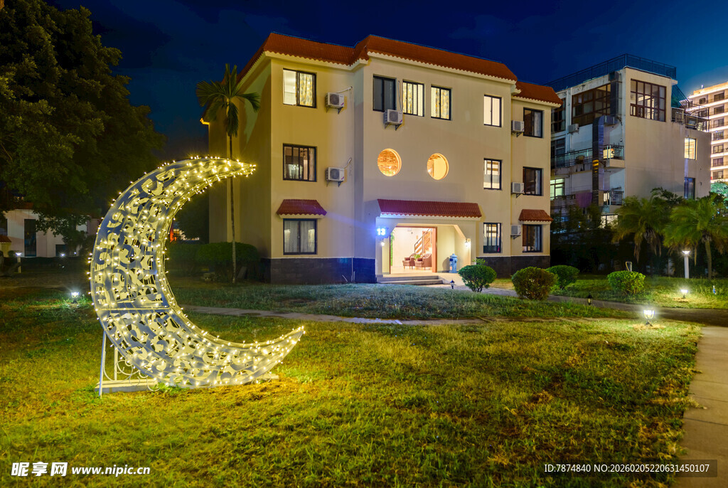 三亚夜晚草坪上的月牙形灯光装置