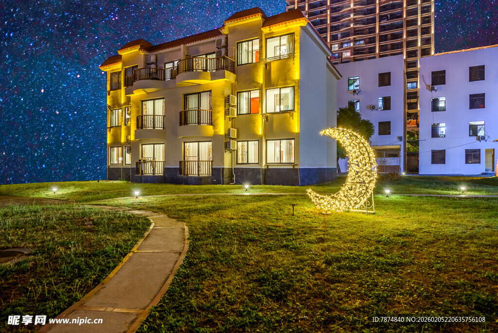 三亚夜晚小区景观中的月亮雕塑