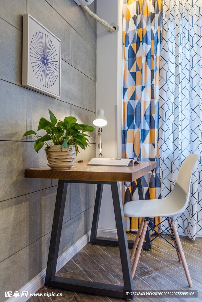 三亚简约风室内角落绿植书桌