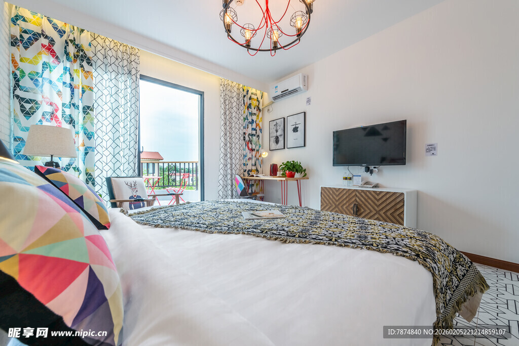 三亚现代简约风温馨卧室一角