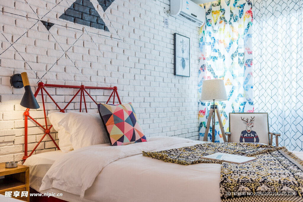 三亚现代简约风温馨卧室一角