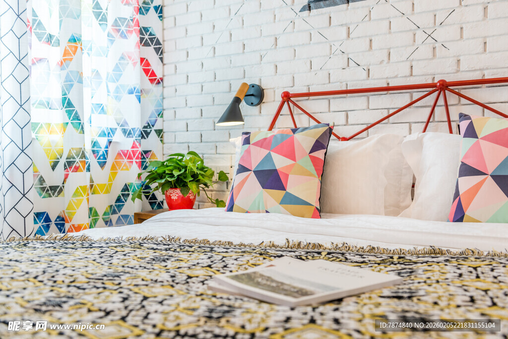 三亚多彩几何风卧室温馨一角