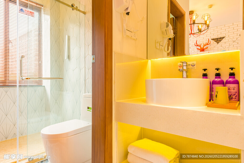 三亚明亮黄色系现代风浴室