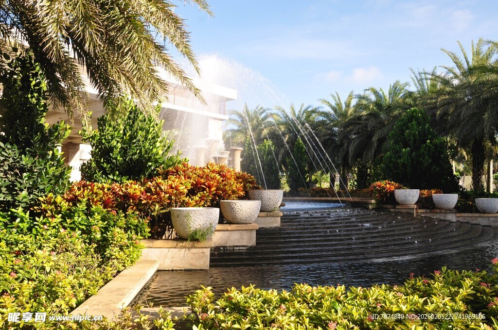 三亚花园景观中的绿植与喷泉
