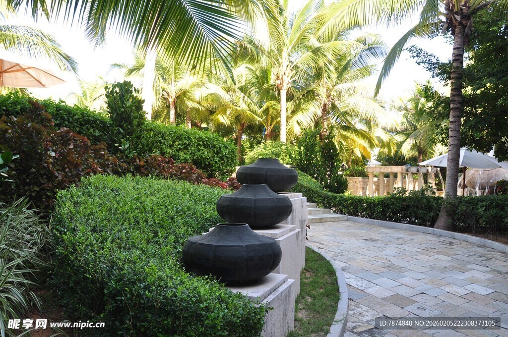 三亚园林小径旁的特色摆件