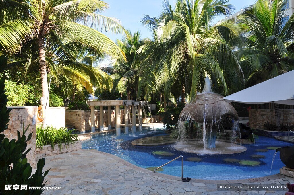 三亚热带风情泳池度假场景