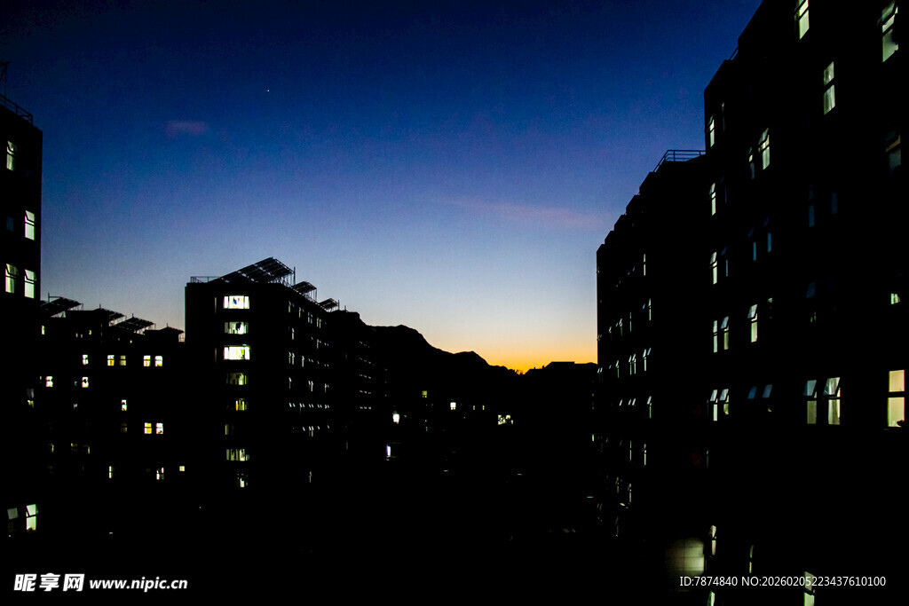 三亚夜幕下的城市建筑剪影