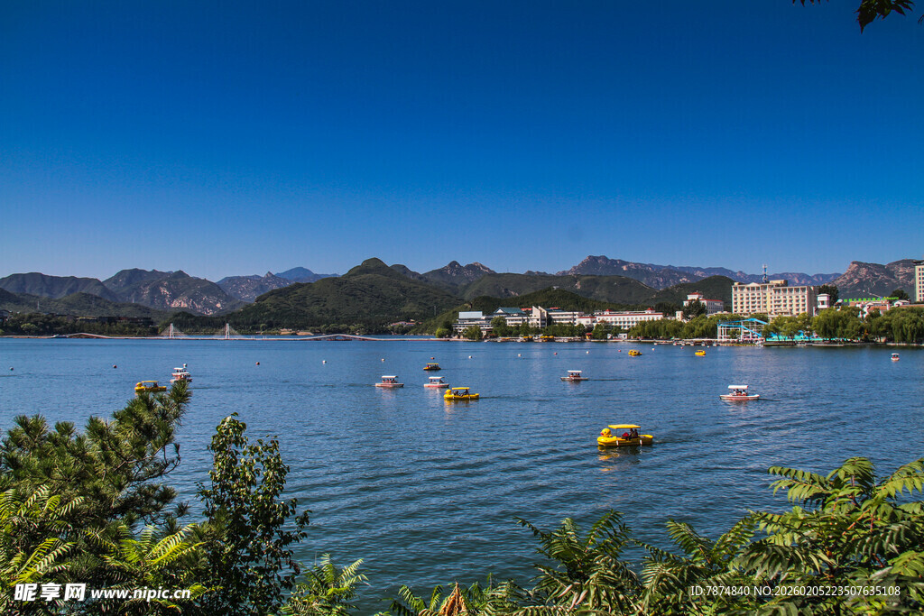 湖畔风光小船点缀山水间