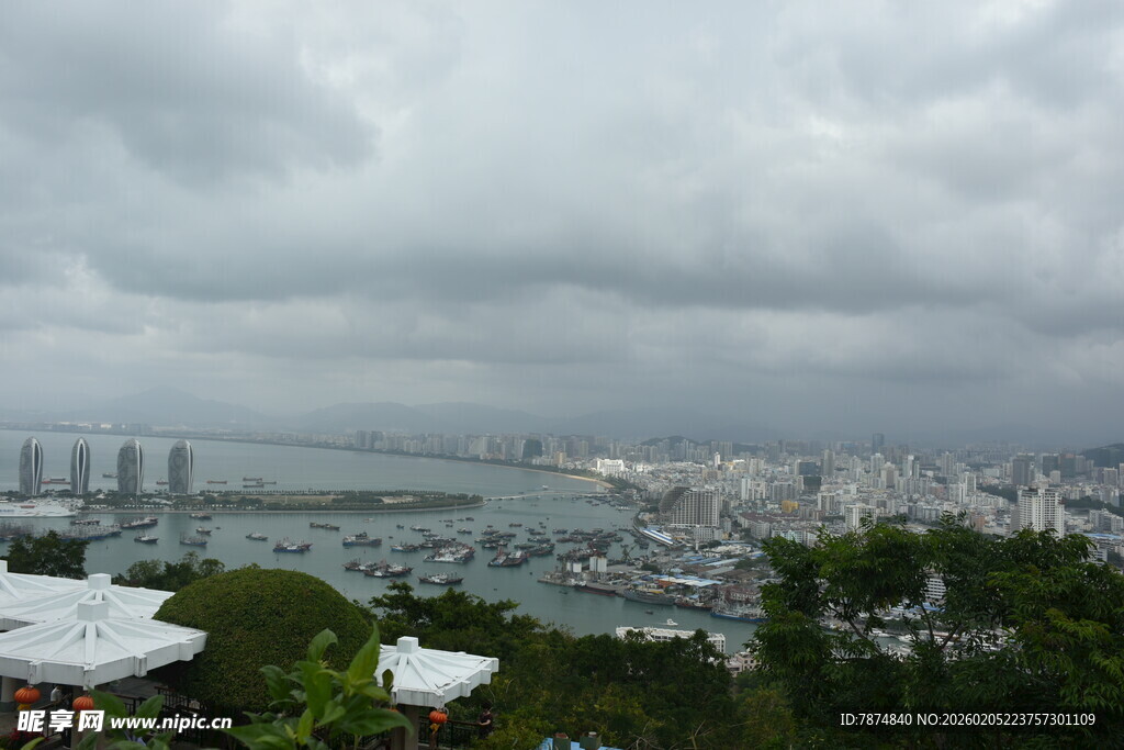 三亚海滨城市多云景观