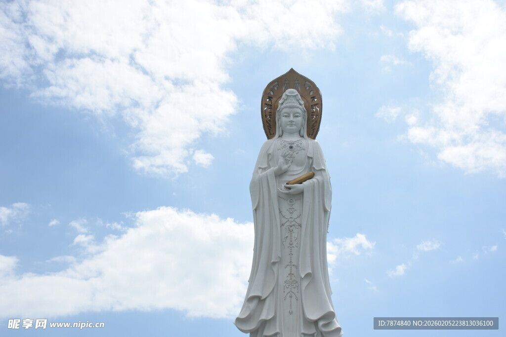 三亚蓝天白云下的观音雕像