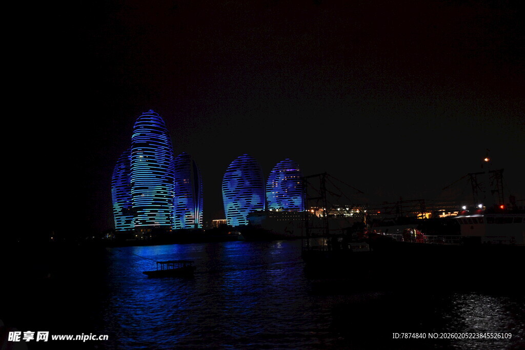 三亚夜晚河畔梦幻灯光投影秀