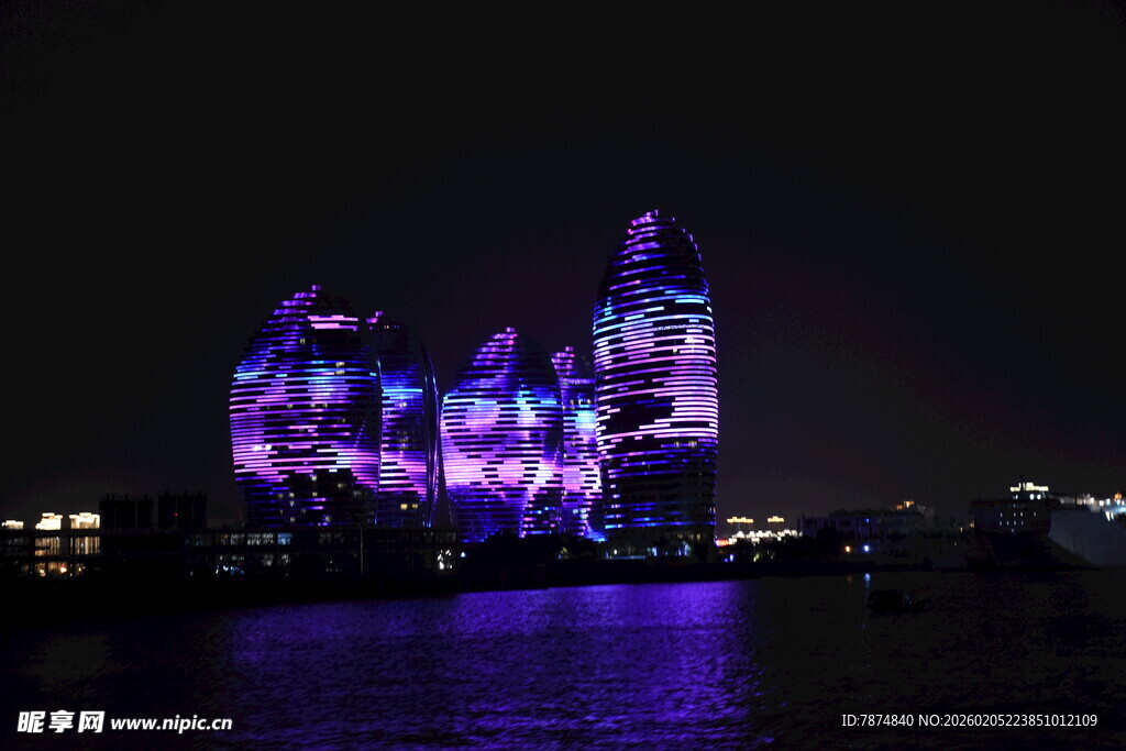 三亚璀璨灯光秀点亮城市建筑