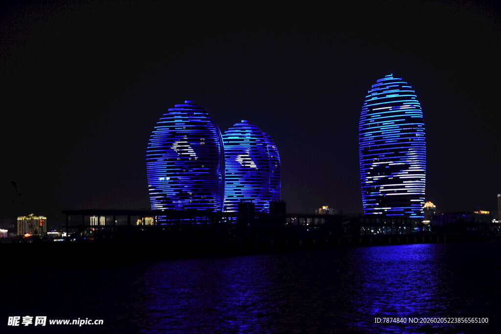 三亚夜晚绚丽灯光下的摩天大楼