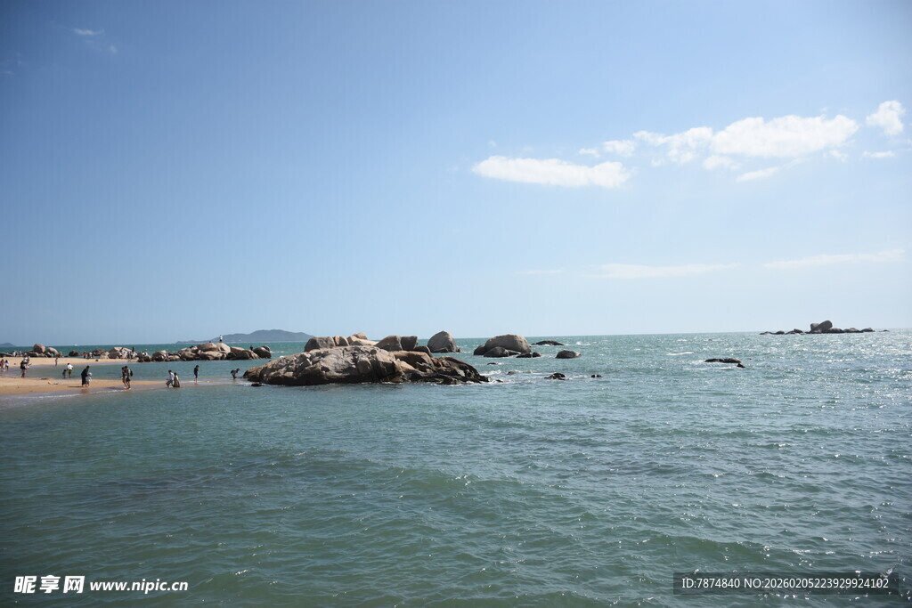 三亚海边风景 海面礁石与蓝天