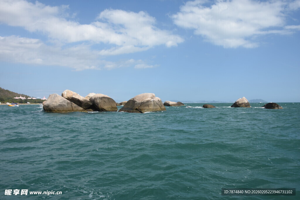三亚碧海蓝天中的海上礁石