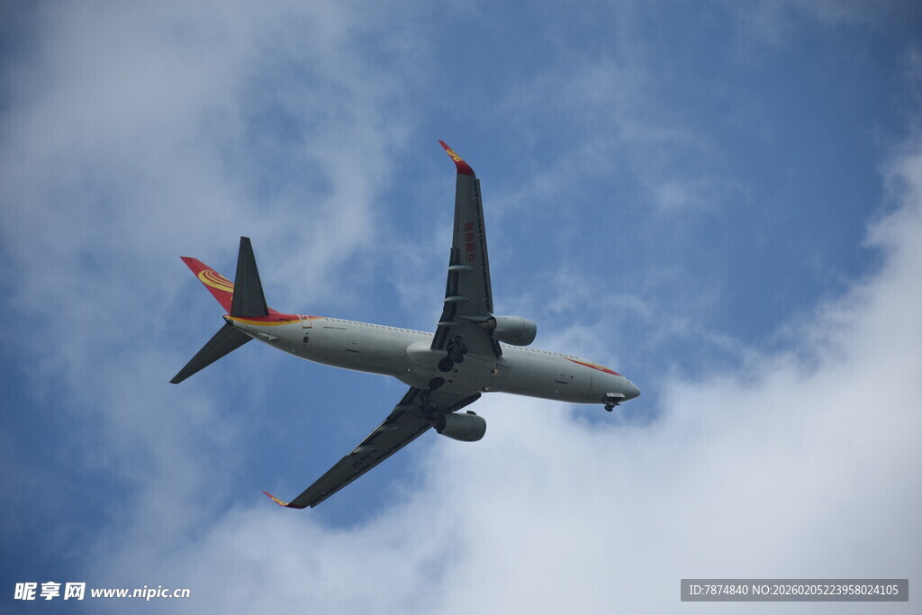 三亚翱翔蓝天的民航客机