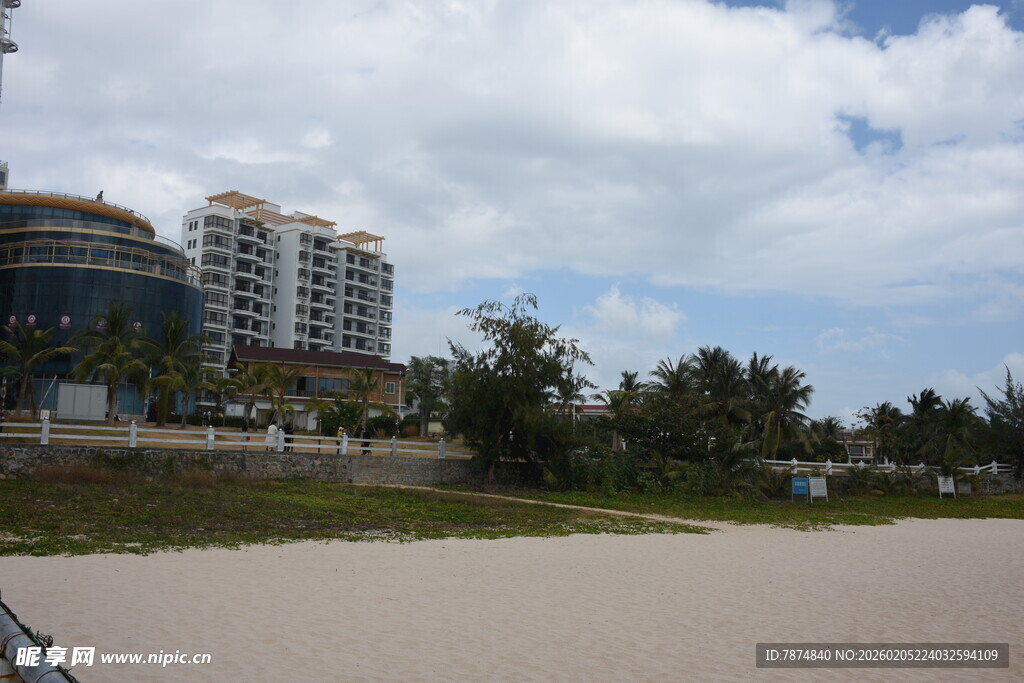 三亚海滨城市沙滩与高楼景观