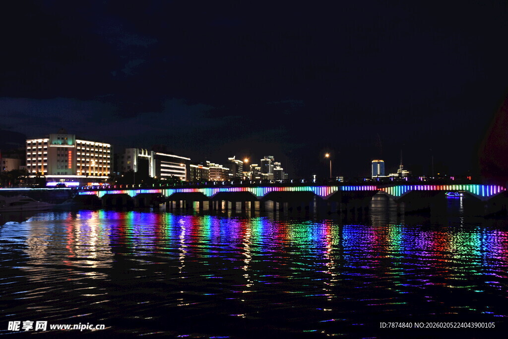 三亚城市夜景下的绚丽灯光倒影