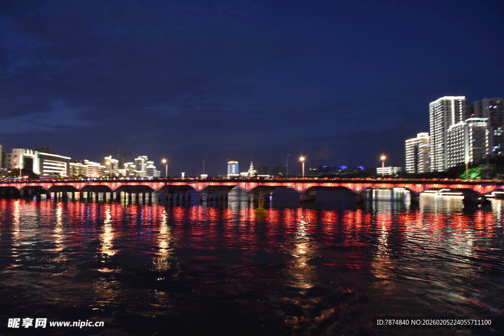 三亚城市夜景下的绚丽水面倒影