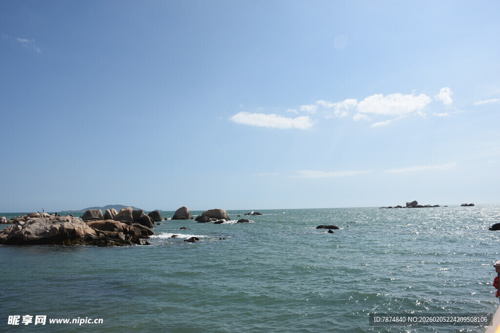 三亚海边风景 碧海蓝天礁石