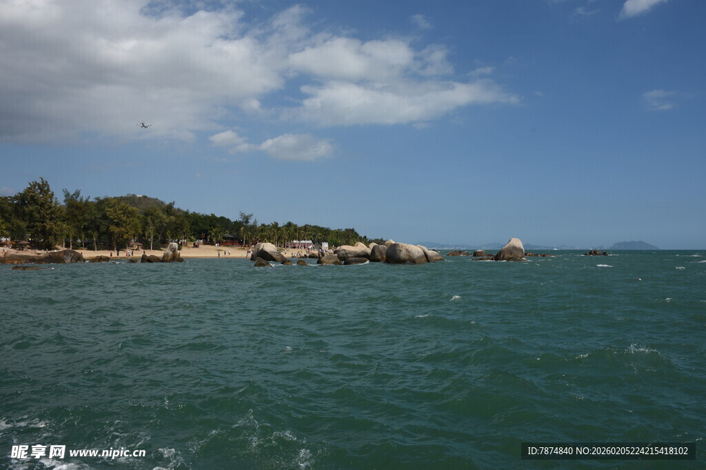 三亚碧海蓝天中的美丽海岸