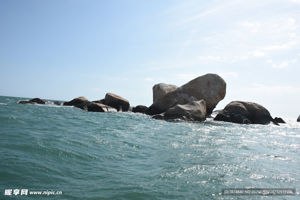 三亚海上礁石 阳光映照美景
