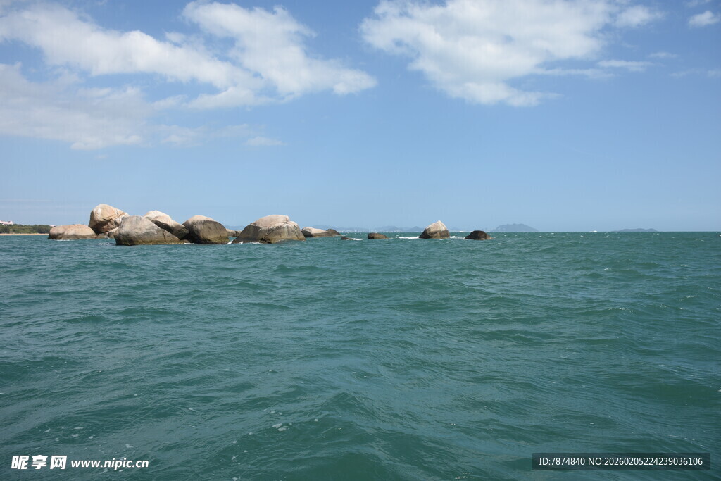 三亚碧海蓝天中的海上礁石