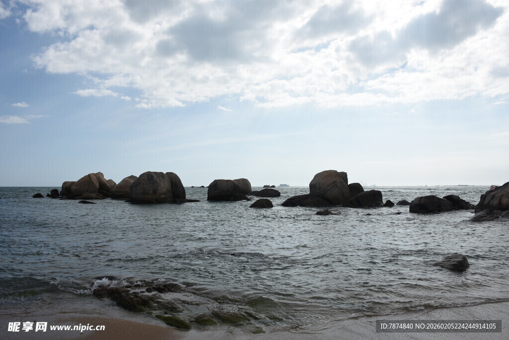 三亚海边礁石与蓝天白云美景