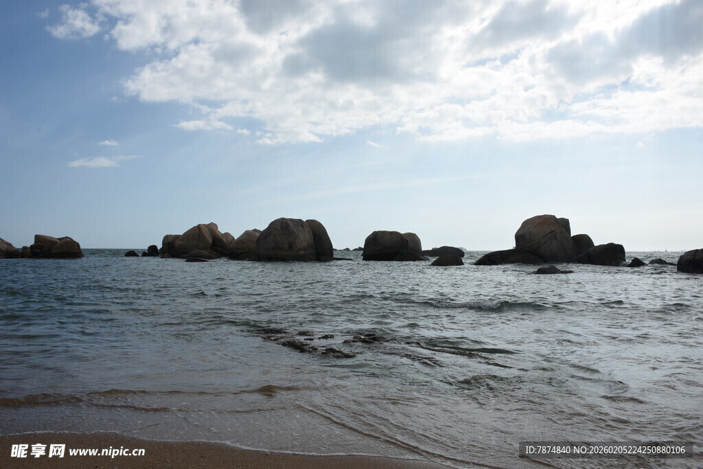 三亚海边礁石与海浪的景致