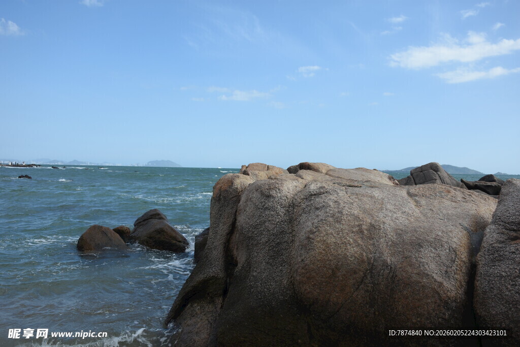 三亚海边嶙峋岩石与辽阔海景