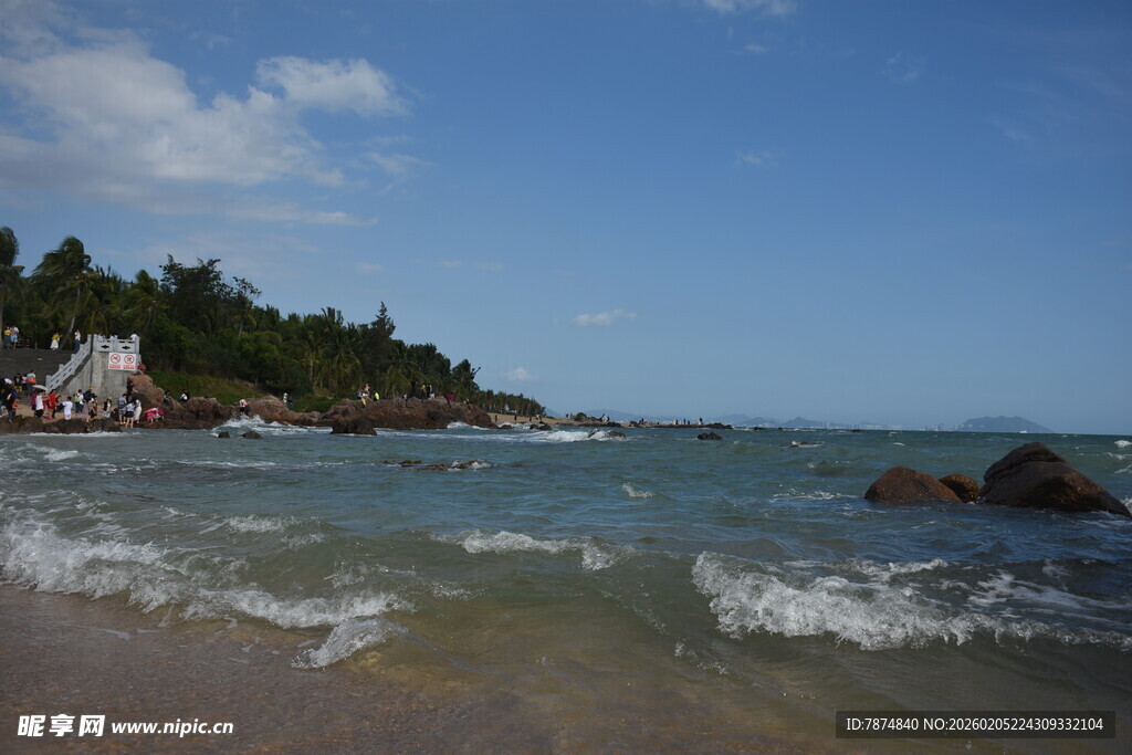三亚海边景致 小屋与浪涛依偎
