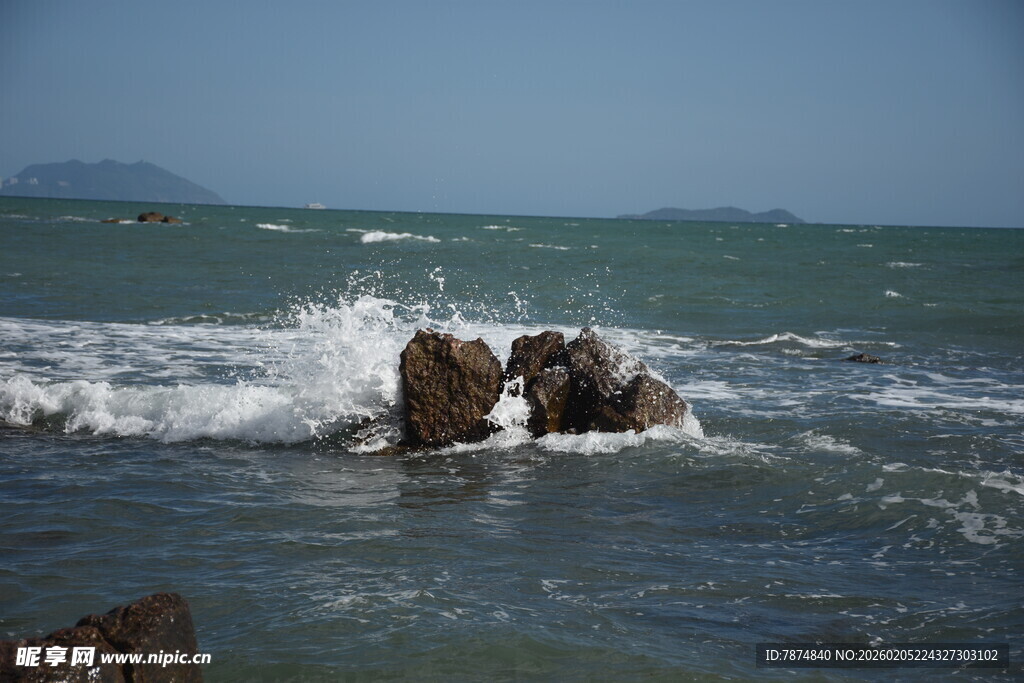 三亚海浪拍击礁石的壮阔景象